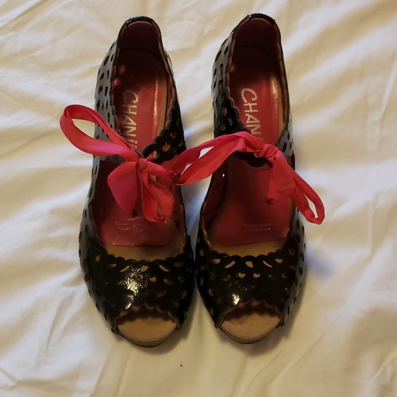 Chanii B black leather heels w pink bow Sz 37 - Picture 2 of 7